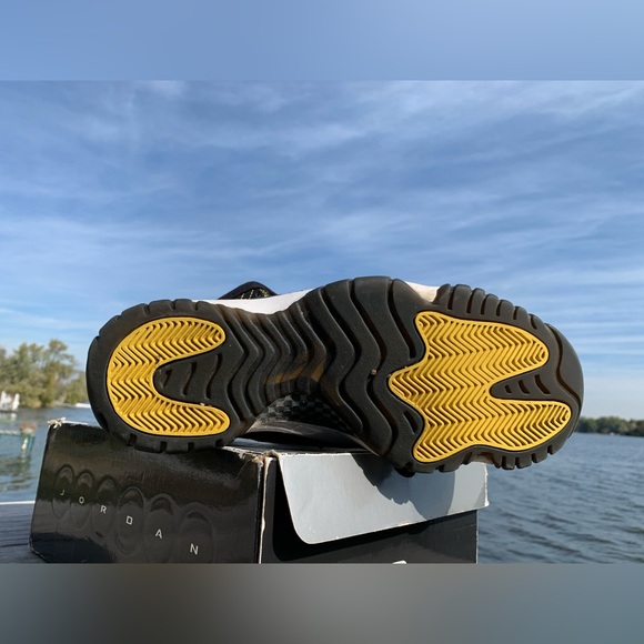 Nike Air Jordan 11 Low IE "Zest" - Picture 4 of 8